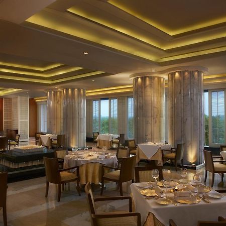 The Leela Ambience Gurugram Hotel & Residences - The Luxury Urban Sanctuary Gurgaon Interno foto The restaurant