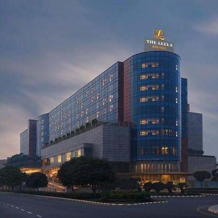 The Leela Ambience Gurugram Hotel & Residences - The Luxury Urban Sanctuary Gurgaon Esterno foto The hotel at night