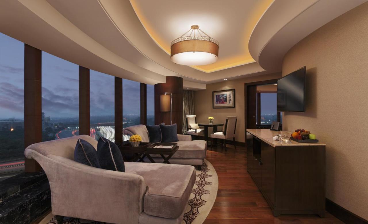 The Leela Ambience Gurugram Hotel & Residences - The Luxury Urban Sanctuary Gurgaon Esterno foto A suite at the hotel