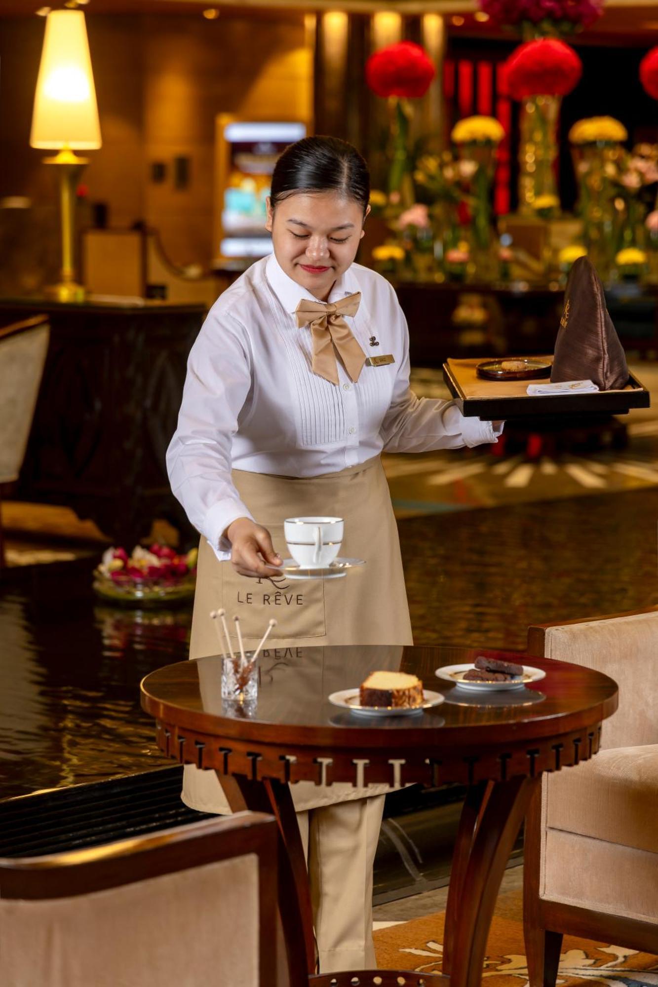The Leela Ambience Gurugram Hotel & Residences - The Luxury Urban Sanctuary Gurgaon Esterno foto A server at work