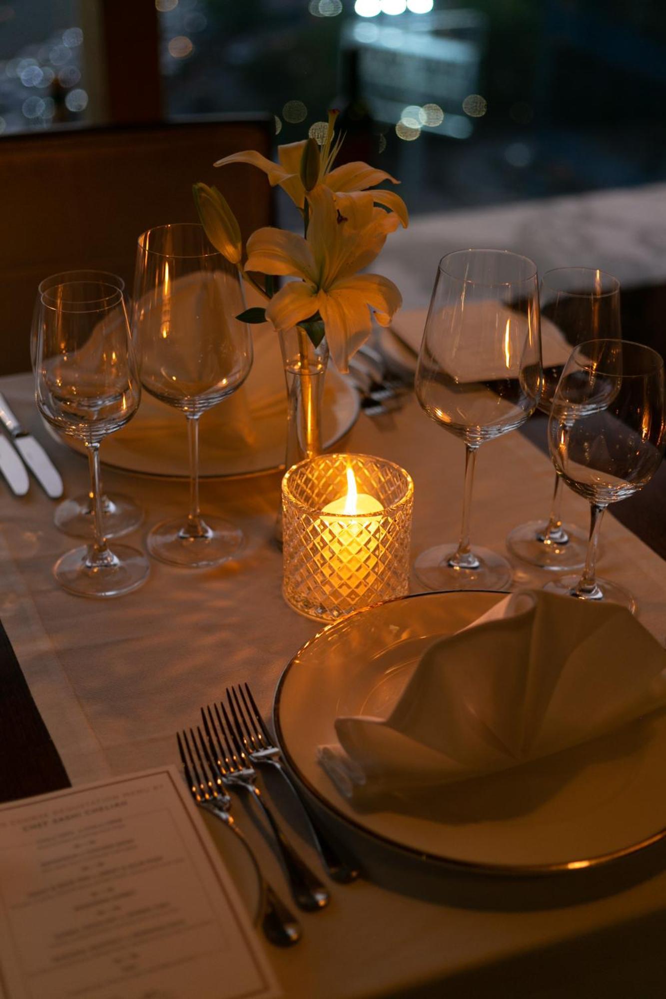 The Leela Ambience Gurugram Hotel & Residences - The Luxury Urban Sanctuary Gurgaon Esterno foto A candle on a dinner table
