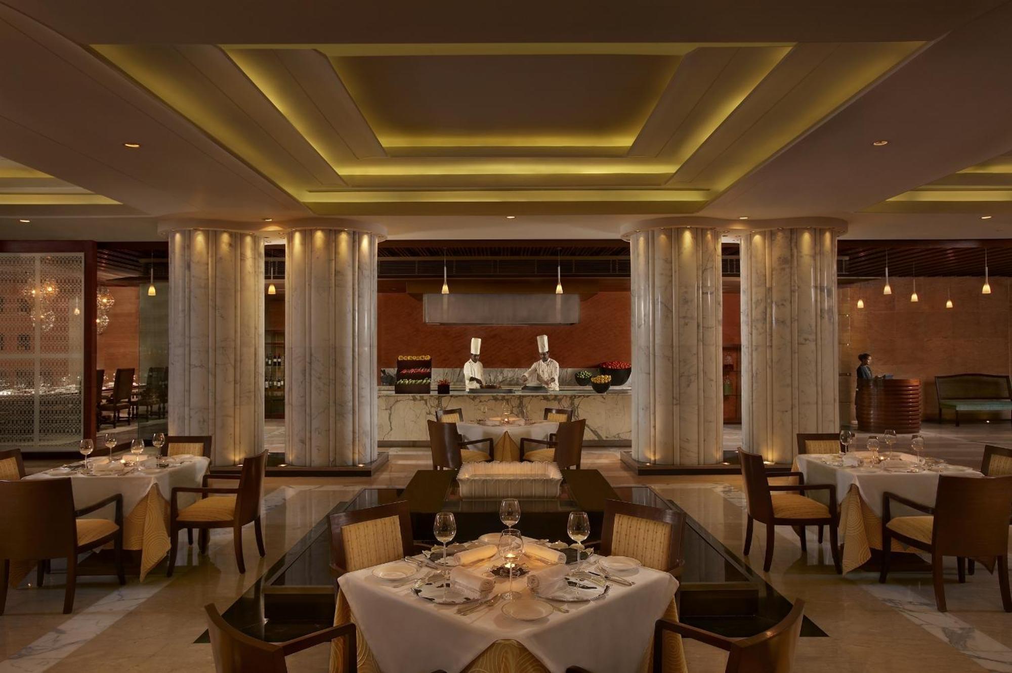 The Leela Ambience Gurugram Hotel & Residences - The Luxury Urban Sanctuary Gurgaon Ristorante foto The restaurant