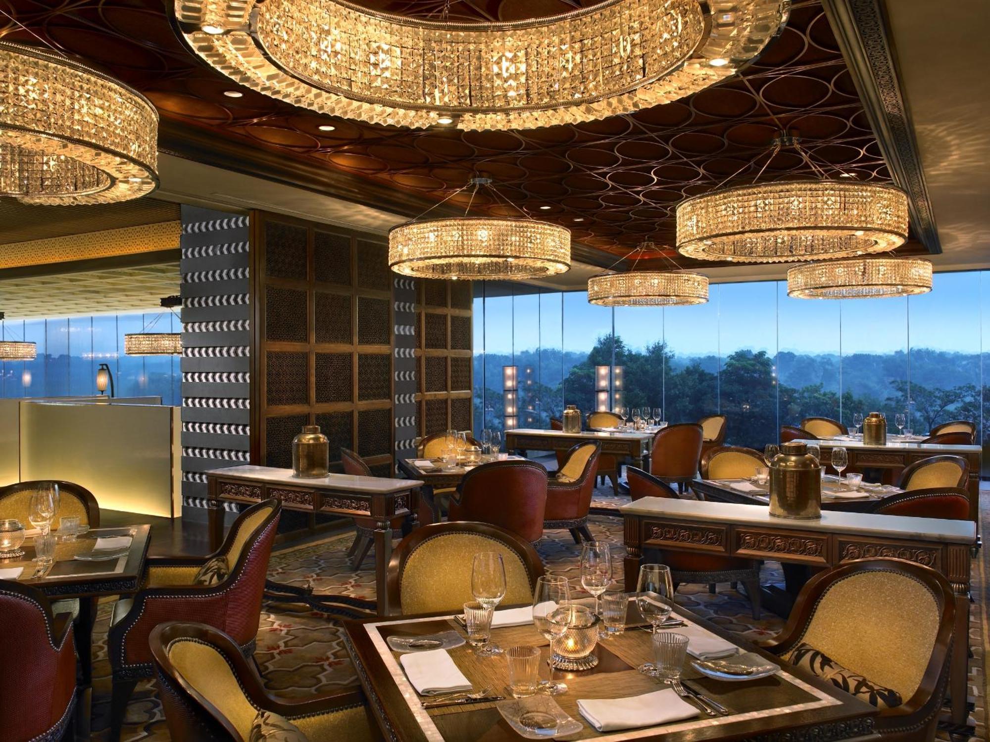 The Leela Ambience Gurugram Hotel & Residences - The Luxury Urban Sanctuary Gurgaon Ristorante foto The interior of the restaurant
