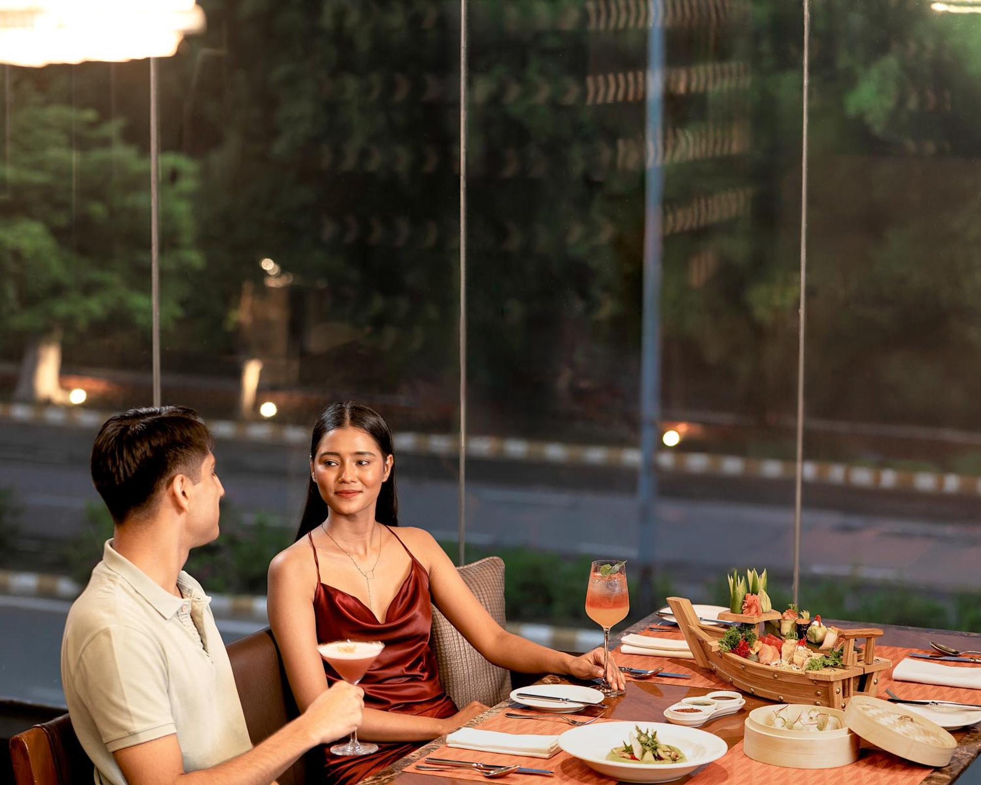 The Leela Ambience Gurugram Hotel & Residences - The Luxury Urban Sanctuary Gurgaon Esterno foto A couple dining at the restaurant