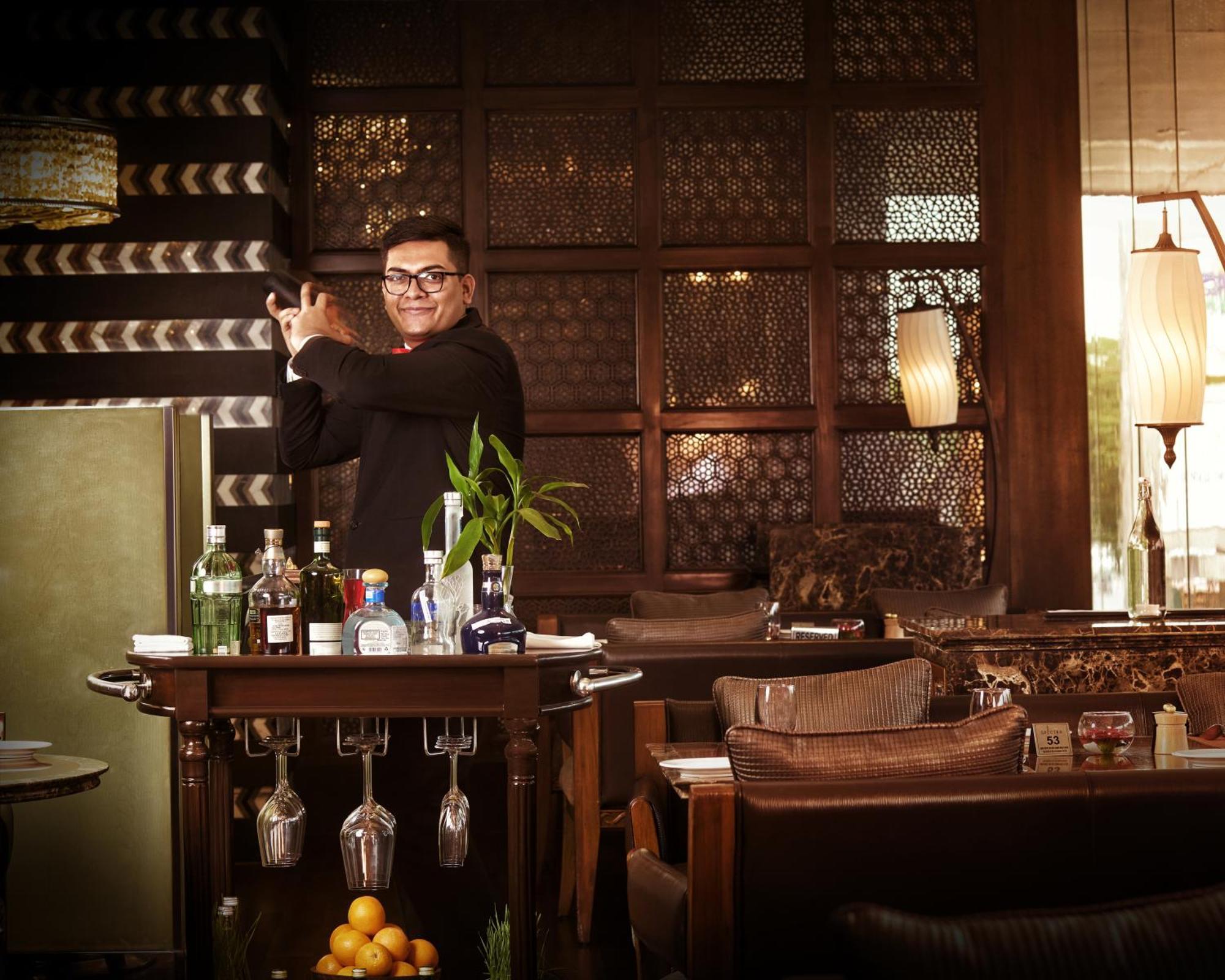 The Leela Ambience Gurugram Hotel & Residences - The Luxury Urban Sanctuary Gurgaon Esterno foto A bartender at work
