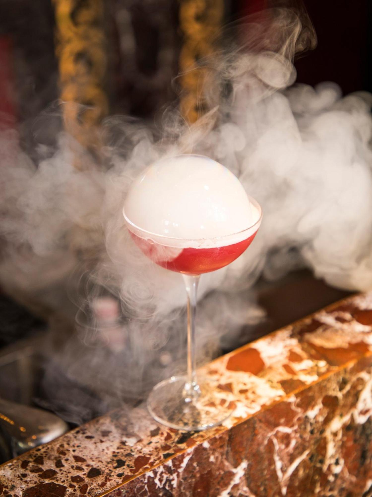 The Leela Ambience Gurugram Hotel & Residences - The Luxury Urban Sanctuary Gurgaon Esterno foto A dry ice cocktail