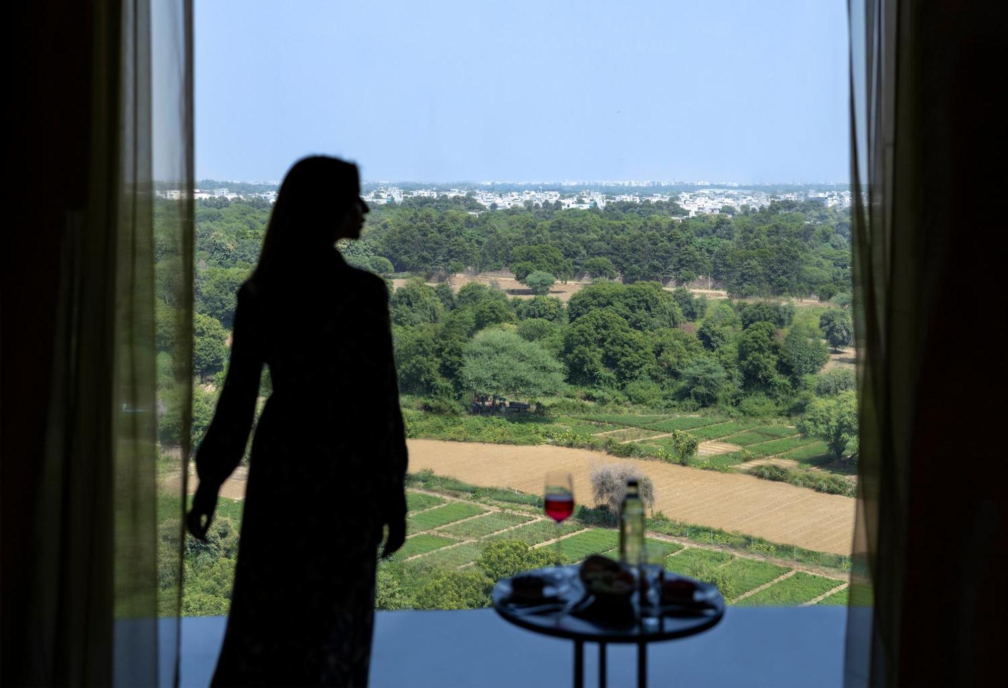 The Leela Ambience Gurugram Hotel & Residences - The Luxury Urban Sanctuary Gurgaon Esterno foto View from the hotel