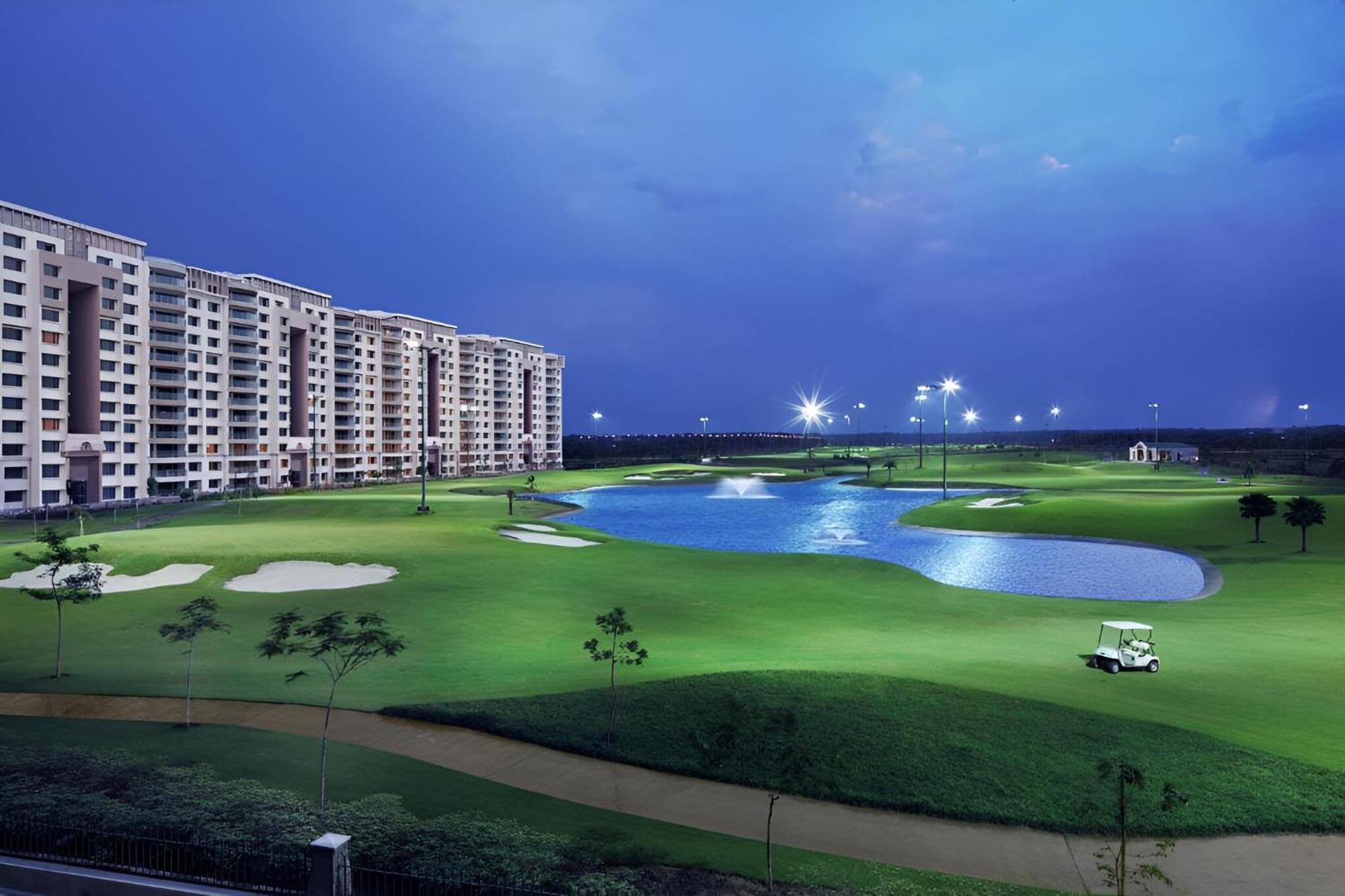 The Leela Ambience Gurugram Hotel & Residences - The Luxury Urban Sanctuary Gurgaon Esterno foto Golf Course at the City of Dreams Manila