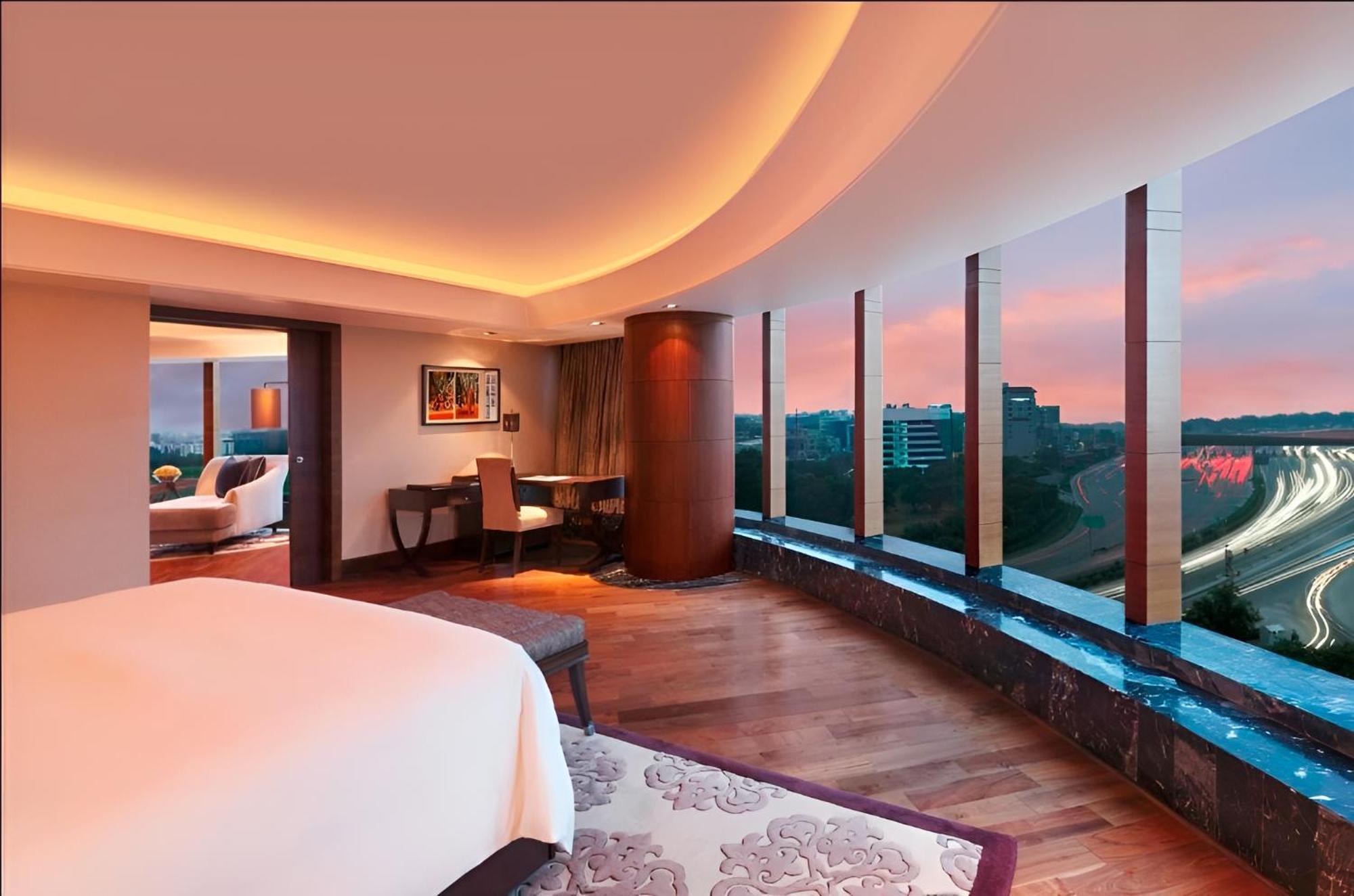 The Leela Ambience Gurugram Hotel & Residences - The Luxury Urban Sanctuary Gurgaon Esterno foto A suite at the hotel