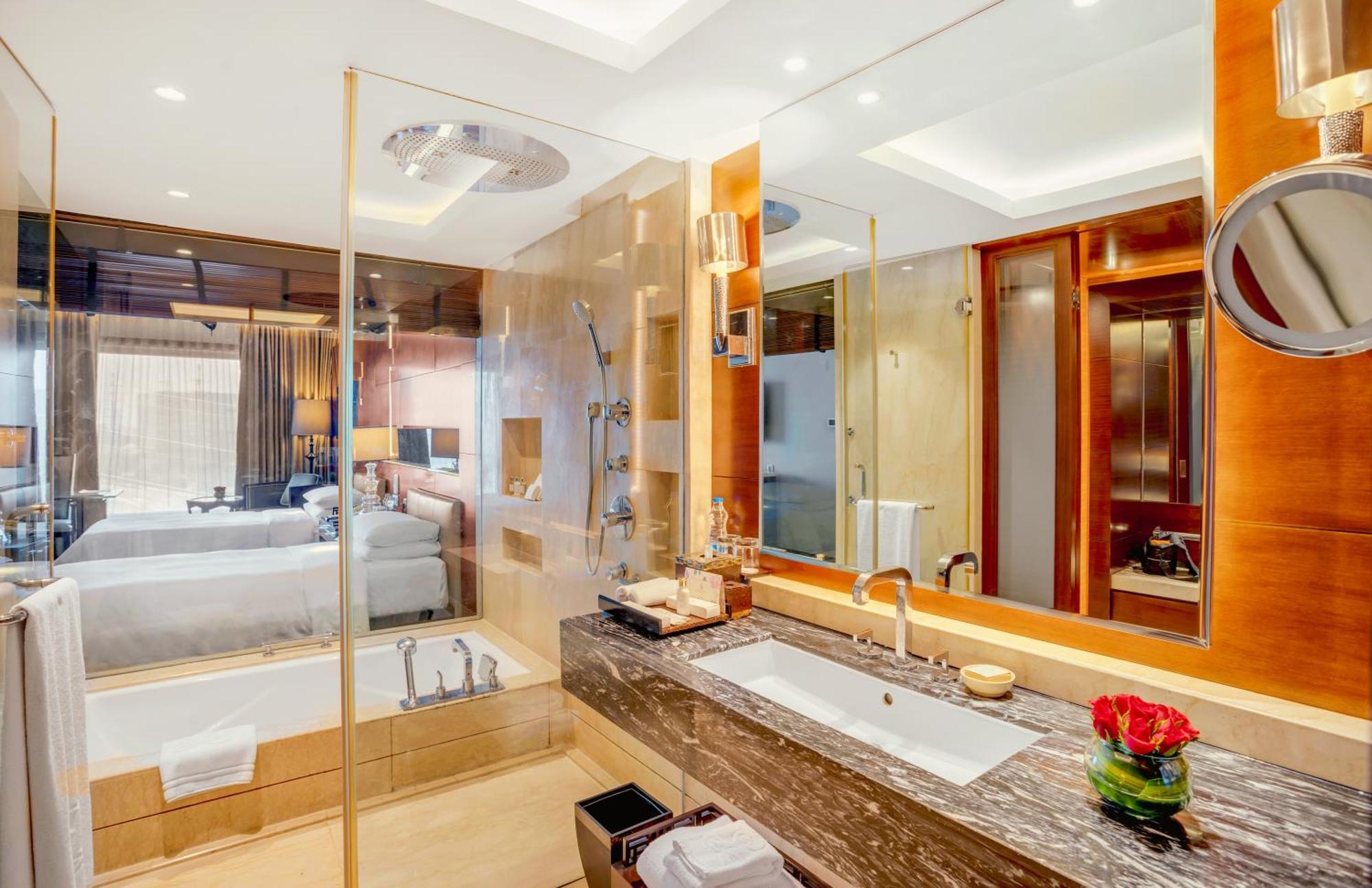The Leela Ambience Gurugram Hotel & Residences - The Luxury Urban Sanctuary Gurgaon Esterno foto Bathroom