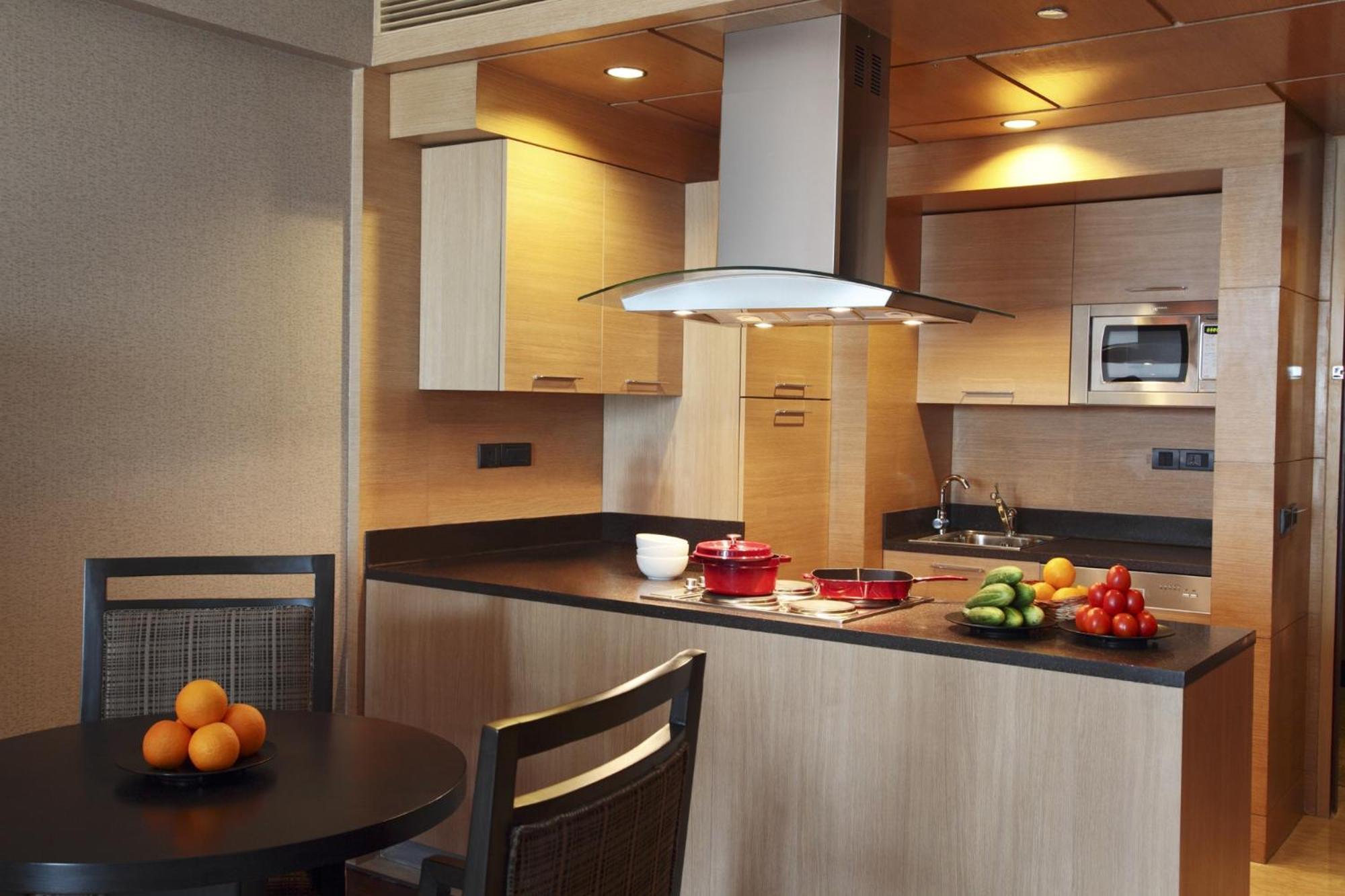 The Leela Ambience Gurugram Hotel & Residences - The Luxury Urban Sanctuary Gurgaon Esterno foto A modern kitchen