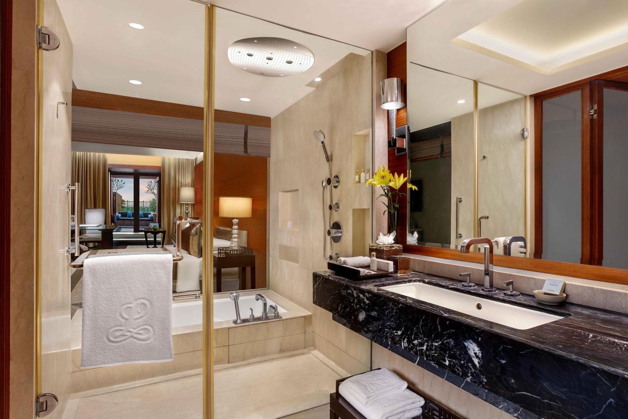 The Leela Ambience Gurugram Hotel & Residences - The Luxury Urban Sanctuary Gurgaon Esterno foto Bathroom