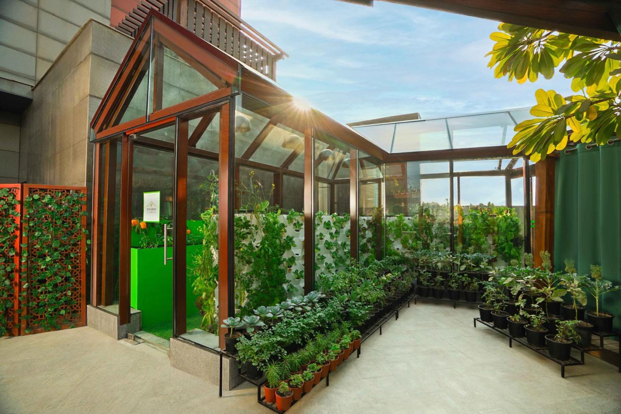 The Leela Ambience Gurugram Hotel & Residences - The Luxury Urban Sanctuary Gurgaon Esterno foto The rooftop greenhouse