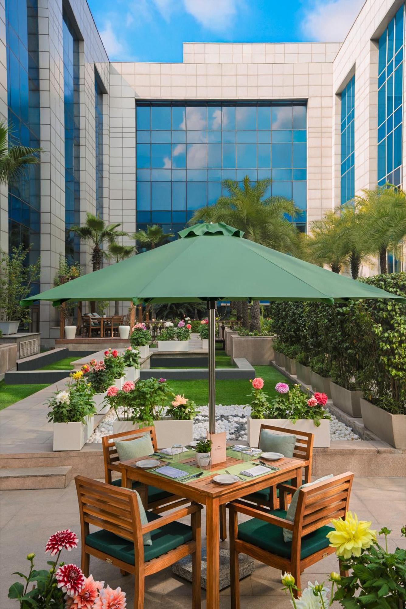 The Leela Ambience Gurugram Hotel & Residences - The Luxury Urban Sanctuary Gurgaon Esterno foto A patio umbrella