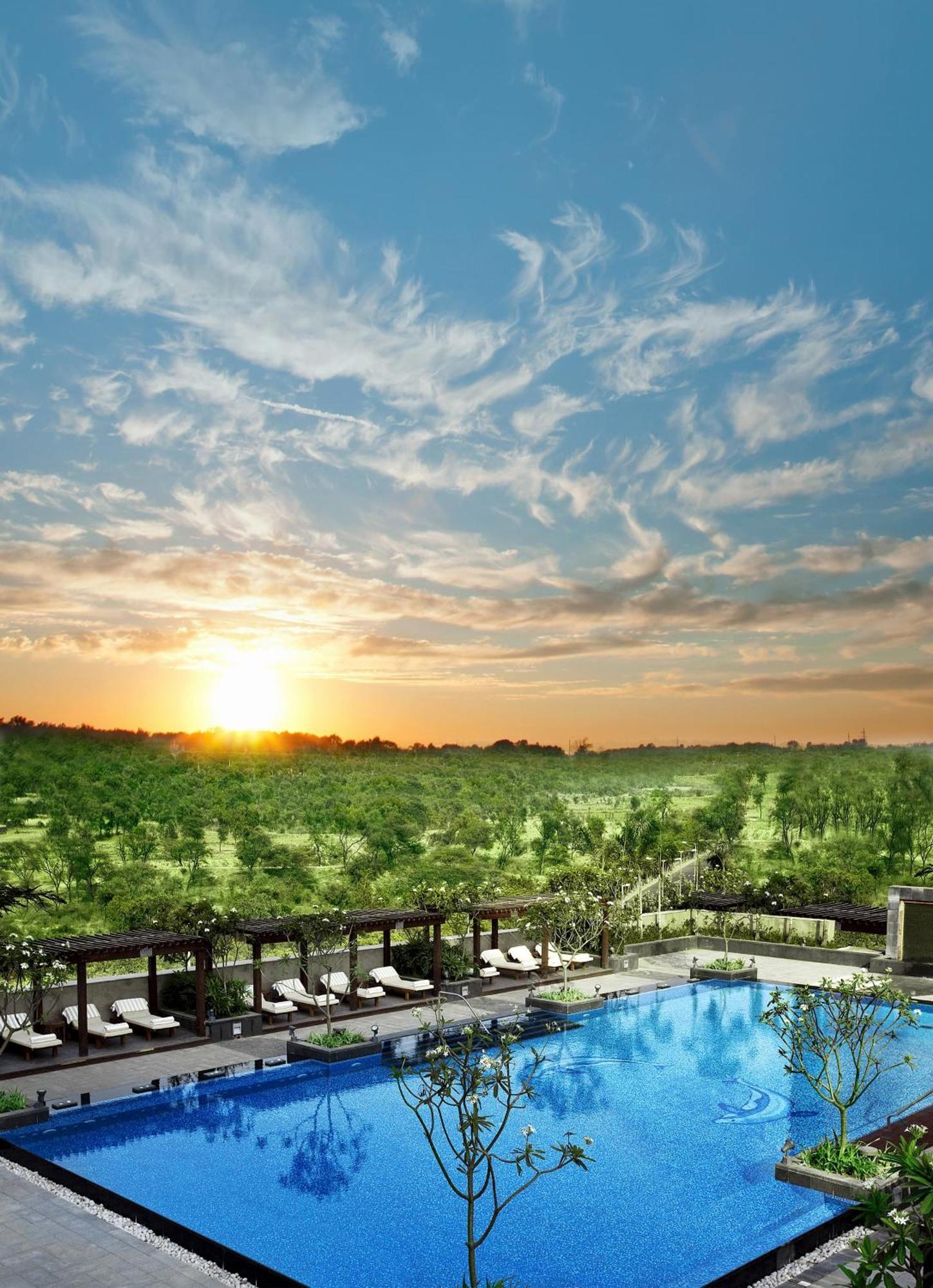 The Leela Ambience Gurugram Hotel & Residences - The Luxury Urban Sanctuary Gurgaon Esterno foto Sunset at the vineyard