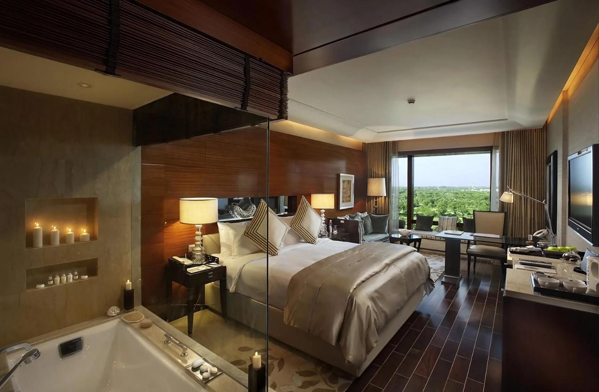 The Leela Ambience Gurugram Hotel & Residences - The Luxury Urban Sanctuary Gurgaon Esterno foto A suite at the Taj Bengal