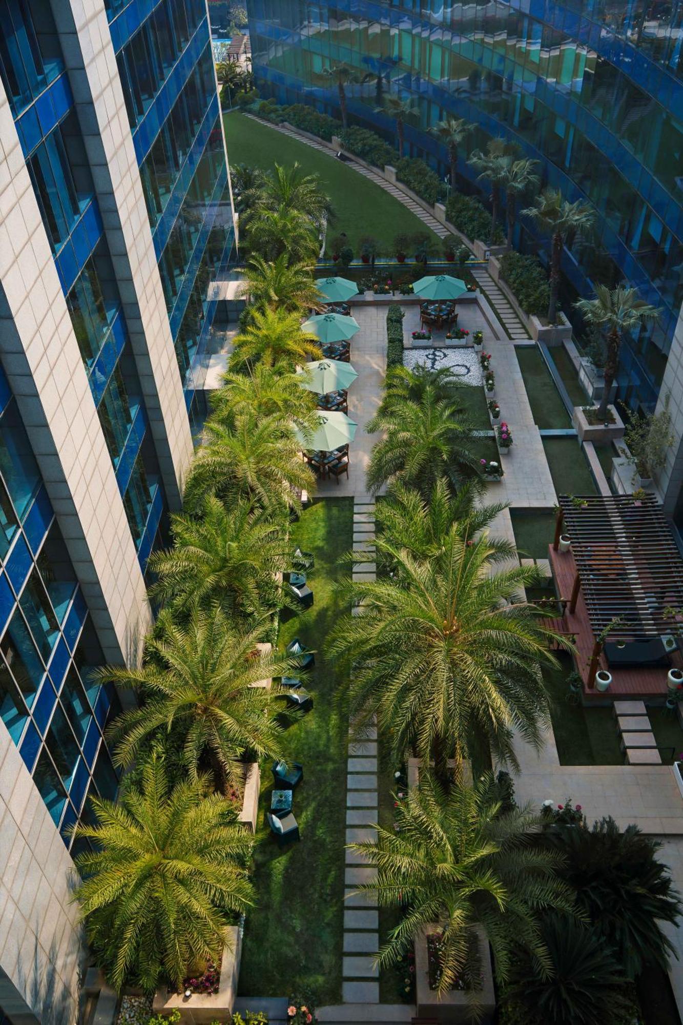 The Leela Ambience Gurugram Hotel & Residences - The Luxury Urban Sanctuary Gurgaon Esterno foto The courtyard of the hotel