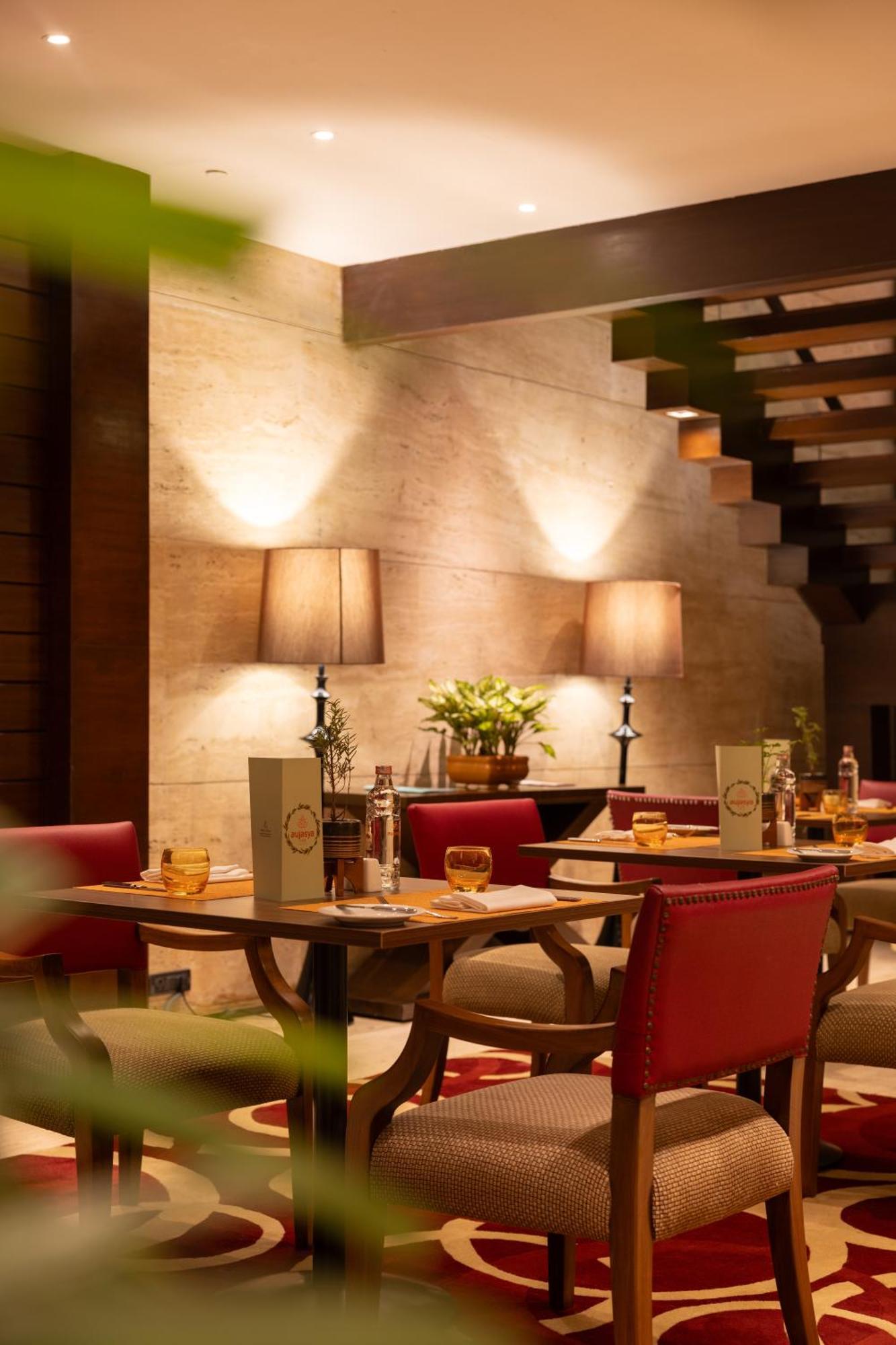 The Leela Ambience Gurugram Hotel & Residences - The Luxury Urban Sanctuary Gurgaon Esterno foto The interior of the restaurant