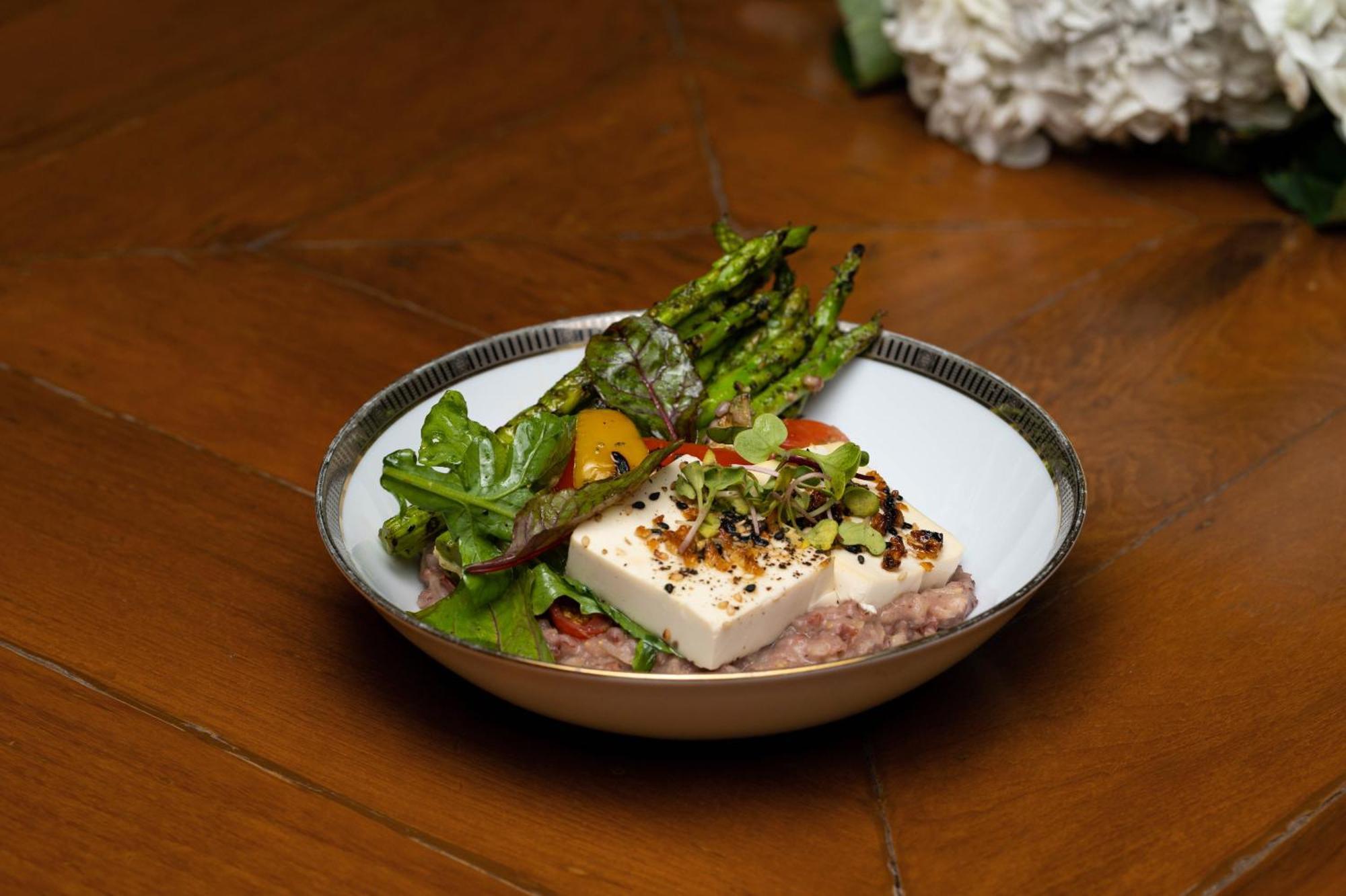 The Leela Ambience Gurugram Hotel & Residences - The Luxury Urban Sanctuary Gurgaon Esterno foto A salad with tofu